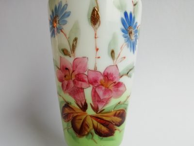 Skleněná váza s motivem květů
