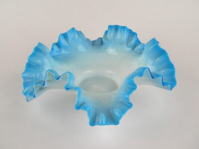 modrá miska vrstvené sklo lipnovaný okraj