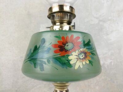 Stolní petrolejová lampa s malbou květin